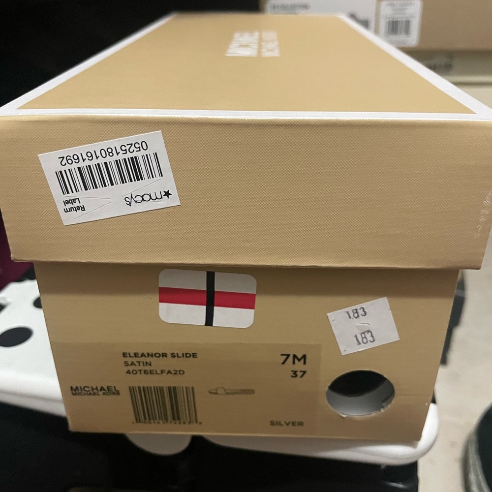 Excellent Used Condition. Barely Worn Michael Kor… - image 1